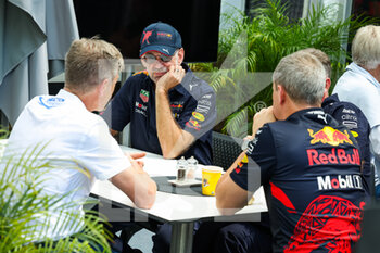 2022-06-17 - NEWEY Adrian, Chief Technical Officer of Red Bull Racing, HORNER Christian (gbr), Team Principal of Red Bull Racing, and the FIA during the Formula 1 AWS Grand Prix du Canada 2022, 9th round of the 2022 FIA Formula One World Championship, on the Circuit Gilles Villeneuve, from June 17 to 19, 2022 in Montreal, Canada - F1 - CANADIAN GRAND PRIX 2022 - FORMULA 1 - MOTORS