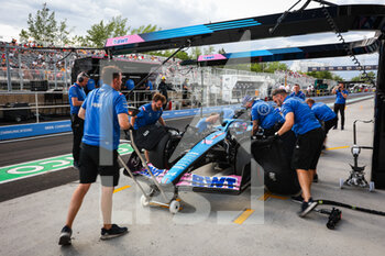 2022-06-17 - 14 ALONSO Fernando (spa), Alpine F1 Team A522, action pitlane, during the Formula 1 AWS Grand Prix du Canada 2022, 9th round of the 2022 FIA Formula One World Championship, on the Circuit Gilles Villeneuve, from June 17 to 19, 2022 in Montreal, Canada - F1 - CANADIAN GRAND PRIX 2022 - FORMULA 1 - MOTORS