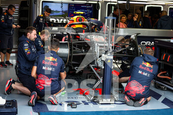 2022-06-18 - Red Bull Racing Honda RB18, mechanical detail of mechanics working on the car in the garage, box, during the Formula 1 AWS Grand Prix du Canada 2022, 9th round of the 2022 FIA Formula One World Championship, on the Circuit Gilles Villeneuve, from June 17 to 19, 2022 in Montreal, Canada - F1 - CANADIAN GRAND PRIX 2022 - FORMULA 1 - MOTORS