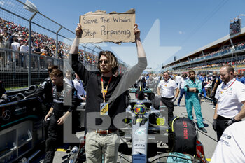 2022-06-19 - Seth Philips aka Dude With Sign as a nickname on Instagram, posing in front of Mercedes AMG F1 Team W13, during the Formula 1 AWS Grand Prix du Canada 2022, 9th round of the 2022 FIA Formula One World Championship, on the Circuit Gilles Villeneuve, from June 17 to 19, 2022 in Montreal, Canada - F1 - CANADIAN GRAND PRIX 2022 - RACE - FORMULA 1 - MOTORS