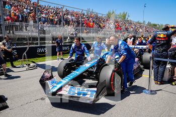 2022-06-19 - 14 ALONSO Fernando (spa), Alpine F1 Team A522, starting grid, grille de depart, during the Formula 1 AWS Grand Prix du Canada 2022, 9th round of the 2022 FIA Formula One World Championship, on the Circuit Gilles Villeneuve, from June 17 to 19, 2022 in Montreal, Canada - F1 - CANADIAN GRAND PRIX 2022 - RACE - FORMULA 1 - MOTORS
