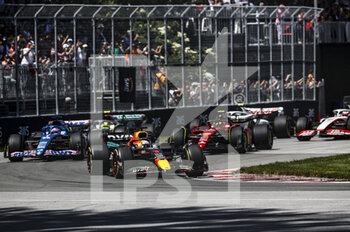 2022-06-19 - start of the race, depart, 01 VERSTAPPEN Max (nld), Red Bull Racing RB18, action 14 ALONSO Fernando (spa), Alpine F1 Team A522, action 55 SAINZ Carlos (spa), Scuderia Ferrari F1-75, action during the Formula 1 AWS Grand Prix du Canada 2022, 9th round of the 2022 FIA Formula One World Championship, on the Circuit Gilles Villeneuve, from June 17 to 19, 2022 in Montreal, Canada - F1 - CANADIAN GRAND PRIX 2022 - RACE - FORMULA 1 - MOTORS