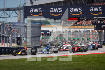 2022-06-19 - start of the race, depart, 01 VERSTAPPEN Max (nld), Red Bull Racing RB18, 14 ALONSO Fernando (spa), Alpine F1 Team A522, action 55 SAINZ Carlos (spa), Scuderia Ferrari F1-75, action during the Formula 1 AWS Grand Prix du Canada 2022, 9th round of the 2022 FIA Formula One World Championship, on the Circuit Gilles Villeneuve, from June 17 to 19, 2022 in Montreal, Canada - F1 - CANADIAN GRAND PRIX 2022 - RACE - FORMULA 1 - MOTORS