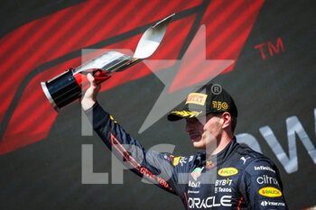 2022-06-19 - VERSTAPPEN Max (ned), Red Bull Racing RB18, portrait celebrating victory on the podium during the Formula 1 AWS Grand Prix du Canada 2022, 9th round of the 2022 FIA Formula One World Championship, on the Circuit Gilles Villeneuve, from June 17 to 19, 2022 in Montreal, Canada - F1 - CANADIAN GRAND PRIX 2022 - RACE - FORMULA 1 - MOTORS