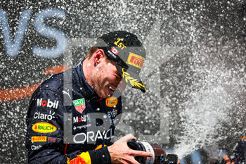 2022-06-19 - VERSTAPPEN Max (ned), Red Bull Racing RB18, portrait celebrating victory on the podium during the Formula 1 AWS Grand Prix du Canada 2022, 9th round of the 2022 FIA Formula One World Championship, on the Circuit Gilles Villeneuve, from June 17 to 19, 2022 in Montreal, Canada - F1 - CANADIAN GRAND PRIX 2022 - RACE - FORMULA 1 - MOTORS