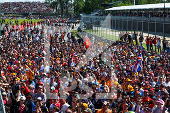 2022-06-19 - Fans on the track during the Formula 1 AWS Grand Prix du Canada 2022, 9th round of the 2022 FIA Formula One World Championship, on the Circuit Gilles Villeneuve, from June 17 to 19, 2022 in Montreal, Canada - F1 - CANADIAN GRAND PRIX 2022 - RACE - FORMULA 1 - MOTORS