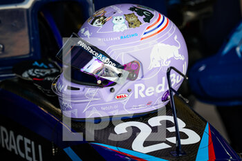 2022-07-01 - ALBON Alexander (tha), Williams Racing FW44, helmet during the Formula 1 Lenovo British Grand Prix 2022, 10th round of the 2022 FIA Formula One World Championship, on the Silverstone Circuit, from July 1 to 3, 2022 in Silverstone, United Kingdom - F1 - BRITISH GRAND PRIX 2022 - FORMULA 1 - MOTORS