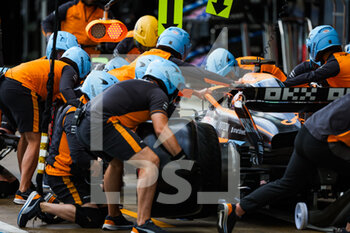 2022-07-01 - 03 RICCIARDO Daniel (aus), McLaren F1 Team MCL36, action pitstop during the Formula 1 Lenovo British Grand Prix 2022, 10th round of the 2022 FIA Formula One World Championship, on the Silverstone Circuit, from July 1 to 3, 2022 in Silverstone, United Kingdom - F1 - BRITISH GRAND PRIX 2022 - FORMULA 1 - MOTORS