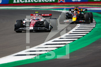 2022-07-01 - 24 ZHOU Guanyu (chi), Alfa Romeo F1 Team ORLEN C42, 01 VERSTAPPEN Max (nld), Red Bull Racing RB18, action during the Formula 1 Lenovo British Grand Prix 2022, 10th round of the 2022 FIA Formula One World Championship, on the Silverstone Circuit, from July 1 to 3, 2022 in Silverstone, United Kingdom - F1 - BRITISH GRAND PRIX 2022 - FORMULA 1 - MOTORS