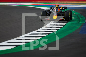 2022-07-01 - 11 PEREZ Sergio (mex), Red Bull Racing RB18, action during the Formula 1 Lenovo British Grand Prix 2022, 10th round of the 2022 FIA Formula One World Championship, on the Silverstone Circuit, from July 1 to 3, 2022 in Silverstone, United Kingdom - F1 - BRITISH GRAND PRIX 2022 - FORMULA 1 - MOTORS