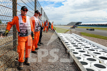 2022-07-01 - Marshals watching the cars during the Formula 1 Lenovo British Grand Prix 2022, 10th round of the 2022 FIA Formula One World Championship, on the Silverstone Circuit, from July 1 to 3, 2022 in Silverstone, United Kingdom - F1 - BRITISH GRAND PRIX 2022 - FORMULA 1 - MOTORS