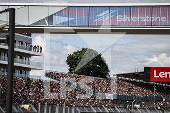 2022-07-01 - spectators, fans during the Formula 1 Lenovo British Grand Prix 2022, 10th round of the 2022 FIA Formula One World Championship, on the Silverstone Circuit, from July 1 to 3, 2022 in Silverstone, United Kingdom - F1 - BRITISH GRAND PRIX 2022 - FORMULA 1 - MOTORS