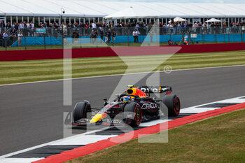 2022-07-01 - 11 PEREZ Sergio (mex), Red Bull Racing RB18, action during the Formula 1 Lenovo British Grand Prix 2022, 10th round of the 2022 FIA Formula One World Championship, on the Silverstone Circuit, from July 1 to 3, 2022 in Silverstone, United Kingdom - F1 - BRITISH GRAND PRIX 2022 - FORMULA 1 - MOTORS
