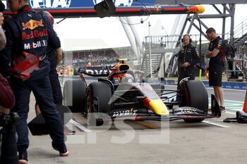 2022-07-02 - 11 PEREZ Sergio (mex), Red Bull Racing RB18, action pitlane during the Formula 1 Lenovo British Grand Prix 2022, 10th round of the 2022 FIA Formula One World Championship, on the Silverstone Circuit, from July 1 to 3, 2022 in Silverstone, United Kingdom - F1 - BRITISH GRAND PRIX 2022 - FORMULA 1 - MOTORS