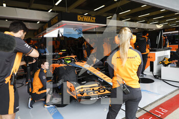2022-07-02 - NORRIS Lando (gbr), McLaren F1 Team MCL36, garage, box, during the Formula 1 Lenovo British Grand Prix 2022, 10th round of the 2022 FIA Formula One World Championship, on the Silverstone Circuit, from July 1 to 3, 2022 in Silverstone, United Kingdom - F1 - BRITISH GRAND PRIX 2022 - FORMULA 1 - MOTORS