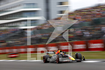 2022-07-02 - 01 VERSTAPPEN Max (nld), Red Bull Racing RB18, action during the Formula 1 Lenovo British Grand Prix 2022, 10th round of the 2022 FIA Formula One World Championship, on the Silverstone Circuit, from July 1 to 3, 2022 in Silverstone, United Kingdom - F1 - BRITISH GRAND PRIX 2022 - FORMULA 1 - MOTORS