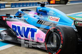 2022-07-02 - Alpine F1 Team A522, mechanical detail of the engine cover and sidepod during the Formula 1 Lenovo British Grand Prix 2022, 10th round of the 2022 FIA Formula One World Championship, on the Silverstone Circuit, from July 1 to 3, 2022 in Silverstone, United Kingdom - F1 - BRITISH GRAND PRIX 2022 - FORMULA 1 - MOTORS