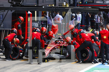 2022-07-02 - 55 SAINZ Carlos (spa), Scuderia Ferrari F1-75, action pitstop during the Formula 1 Lenovo British Grand Prix 2022, 10th round of the 2022 FIA Formula One World Championship, on the Silverstone Circuit, from July 1 to 3, 2022 in Silverstone, United Kingdom - F1 - BRITISH GRAND PRIX 2022 - FORMULA 1 - MOTORS