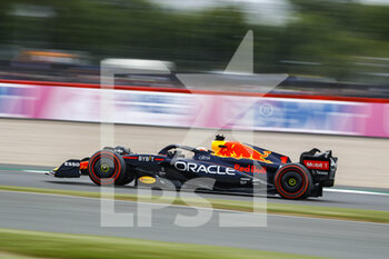 2022-07-02 - 01 VERSTAPPEN Max (nld), Red Bull Racing RB18, action during the Formula 1 Lenovo British Grand Prix 2022, 10th round of the 2022 FIA Formula One World Championship, on the Silverstone Circuit, from July 1 to 3, 2022 in Silverstone, United Kingdom - F1 - BRITISH GRAND PRIX 2022 - FORMULA 1 - MOTORS