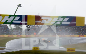 2022-07-02 - 01 VERSTAPPEN Max (nld), Red Bull Racing RB18, action during crash, accident, the Formula 1 Lenovo British Grand Prix 2022, 10th round of the 2022 FIA Formula One World Championship, on the Silverstone Circuit, from July 1 to 3, 2022 in Silverstone, United Kingdom - F1 - BRITISH GRAND PRIX 2022 - FORMULA 1 - MOTORS