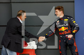 2022-07-02 - VERSTAPPEN Max (ned), Red Bull Racing RB18, portrait Nigel Mansell during the Formula 1 Lenovo British Grand Prix 2022, 10th round of the 2022 FIA Formula One World Championship, on the Silverstone Circuit, from July 1 to 3, 2022 in Silverstone, United Kingdom - F1 - BRITISH GRAND PRIX 2022 - FORMULA 1 - MOTORS