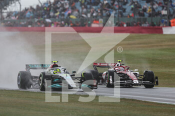 2022-07-02 - 24 ZHOU Guanyu (chi), Alfa Romeo F1 Team ORLEN C42, action 44 HAMILTON Lewis (gbr), Mercedes AMG F1 Team W13, action during the Formula 1 Lenovo British Grand Prix 2022, 10th round of the 2022 FIA Formula One World Championship, on the Silverstone Circuit, from July 1 to 3, 2022 in Silverstone, United Kingdom - F1 - BRITISH GRAND PRIX 2022 - FORMULA 1 - MOTORS