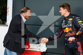 2022-07-02 - Former F1 World Champion Nigel Mansell with VERSTAPPEN Max (ned), Red Bull Racing RB18, portrait during the Formula 1 Lenovo British Grand Prix 2022, 10th round of the 2022 FIA Formula One World Championship, on the Silverstone Circuit, from July 1 to 3, 2022 in Silverstone, United Kingdom - F1 - BRITISH GRAND PRIX 2022 - FORMULA 1 - MOTORS