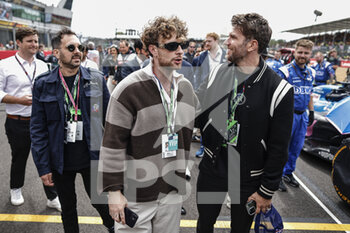 2022-07-03 - Tom Grennan during the Formula 1 Lenovo British Grand Prix 2022, 10th round of the 2022 FIA Formula One World Championship, on the Silverstone Circuit, from July 1 to 3, 2022 in Silverstone, United Kingdom - F1 - BRITISH GRAND PRIX 2022 - RACE - FORMULA 1 - MOTORS