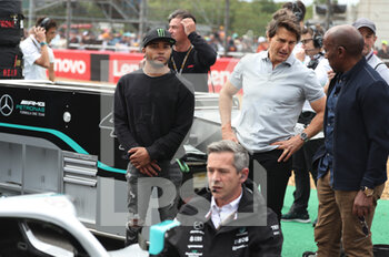 2022-07-03 - Tom Cruise with the Hamilton’s family during the Formula 1 Lenovo British Grand Prix 2022, 10th round of the 2022 FIA Formula One World Championship, on the Silverstone Circuit, from July 1 to 3, 2022 in Silverstone, United Kingdom - F1 - BRITISH GRAND PRIX 2022 - RACE - FORMULA 1 - MOTORS