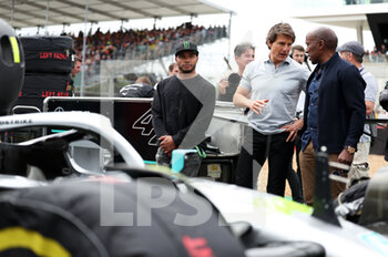 2022-07-03 - Tom Cruise with Hamilton’s family during the Formula 1 Lenovo British Grand Prix 2022, 10th round of the 2022 FIA Formula One World Championship, on the Silverstone Circuit, from July 1 to 3, 2022 in Silverstone, United Kingdom - F1 - BRITISH GRAND PRIX 2022 - RACE - FORMULA 1 - MOTORS