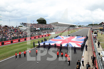 2022-07-03 - England Flag during the anthem during the Formula 1 Lenovo British Grand Prix 2022, 10th round of the 2022 FIA Formula One World Championship, on the Silverstone Circuit, from July 1 to 3, 2022 in Silverstone, United Kingdom - F1 - BRITISH GRAND PRIX 2022 - RACE - FORMULA 1 - MOTORS