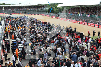 2022-07-03 - Grid ambiance during the Formula 1 Lenovo British Grand Prix 2022, 10th round of the 2022 FIA Formula One World Championship, on the Silverstone Circuit, from July 1 to 3, 2022 in Silverstone, United Kingdom - F1 - BRITISH GRAND PRIX 2022 - RACE - FORMULA 1 - MOTORS