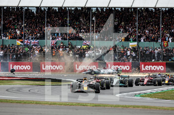 2022-07-03 - start race 01 VERSTAPPEN Max (nld), Red Bull Racing RB18, action 55 SAINZ Carlos (spa), Scuderia Ferrari F1-75, action 44 HAMILTON Lewis (gbr), Mercedes AMG F1 Team W13, action crash, accident, during the Formula 1 Lenovo British Grand Prix 2022, 10th round of the 2022 FIA Formula One World Championship, on the Silverstone Circuit, from July 1 to 3, 2022 in Silverstone, United Kingdom - F1 - BRITISH GRAND PRIX 2022 - RACE - FORMULA 1 - MOTORS
