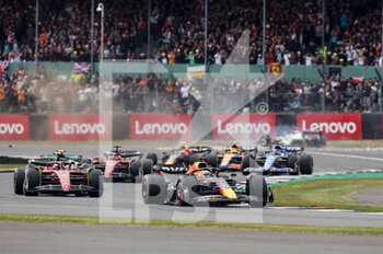2022-07-03 - Start race 01 VERSTAPPEN Max (nld), Red Bull Racing RB18, action 55 SAINZ Carlos (spa), Scuderia Ferrari F1-75, action crash accident during the Formula 1 Lenovo British Grand Prix 2022, 10th round of the 2022 FIA Formula One World Championship, on the Silverstone Circuit, from July 1 to 3, 2022 in Silverstone, United Kingdom - F1 - BRITISH GRAND PRIX 2022 - RACE - FORMULA 1 - MOTORS