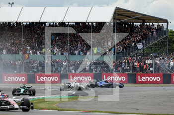 2022-07-03 - start of the race, depart, crash, accident, 10 GASLY Pierre (fra), Scuderia AlphaTauri AT03, action 23 ALBON Alexander (tha), Williams Racing FW44, action during the Formula 1 Lenovo British Grand Prix 2022, 10th round of the 2022 FIA Formula One World Championship, on the Silverstone Circuit, from July 1 to 3, 2022 in Silverstone, United Kingdom - F1 - BRITISH GRAND PRIX 2022 - RACE - FORMULA 1 - MOTORS
