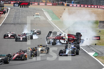 2022-07-03 - 24 ZHOU Guanyu (chi), Alfa Romeo F1 Team ORLEN C42, action 63 RUSSELL George (gbr), Mercedes AMG F1 Team W13, action 23 ALBON Alexander (tha), Williams Racing FW44, action start of the race, depart, crash, accident, during the Formula 1 Lenovo British Grand Prix 2022, 10th round of the 2022 FIA Formula One World Championship, on the Silverstone Circuit, from July 1 to 3, 2022 in Silverstone, United Kingdom - F1 - BRITISH GRAND PRIX 2022 - RACE - FORMULA 1 - MOTORS