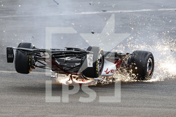 2022-07-03 - 24 ZHOU Guanyu (chi), Alfa Romeo F1 Team ORLEN C42, action start of the race, depart, crash, accident, during the Formula 1 Lenovo British Grand Prix 2022, 10th round of the 2022 FIA Formula One World Championship, on the Silverstone Circuit, from July 1 to 3, 2022 in Silverstone, United Kingdom - F1 - BRITISH GRAND PRIX 2022 - RACE - FORMULA 1 - MOTORS