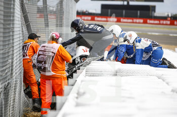 2022-07-03 - ZHOU Guanyu (chi), Alfa Romeo F1 Team ORLEN C42, portrait crash, accident, marshall, commissaire de piste, during the Formula 1 Lenovo British Grand Prix 2022, 10th round of the 2022 FIA Formula One World Championship, on the Silverstone Circuit, from July 1 to 3, 2022 in Silverstone, United Kingdom - F1 - BRITISH GRAND PRIX 2022 - RACE - FORMULA 1 - MOTORS