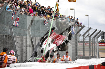 2022-07-03 - ZHOU Guanyu (chi), Alfa Romeo F1 Team ORLEN C42, portrait crash, accident, marshall, commissaire de piste, during the Formula 1 Lenovo British Grand Prix 2022, 10th round of the 2022 FIA Formula One World Championship, on the Silverstone Circuit, from July 1 to 3, 2022 in Silverstone, United Kingdom - F1 - BRITISH GRAND PRIX 2022 - RACE - FORMULA 1 - MOTORS