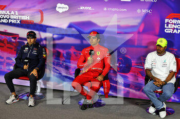 2022-07-03 - PEREZ Sergio (mex), Red Bull Racing RB18, portrait SAINZ HAMILTON Lewis (gbr), Mercedes AMG F1 Team W13, portrait press conference during the Formula 1 Lenovo British Grand Prix 2022, 10th round of the 2022 FIA Formula One World Championship, on the Silverstone Circuit, from July 1 to 3, 2022 in Silverstone, United Kingdom - F1 - BRITISH GRAND PRIX 2022 - RACE - FORMULA 1 - MOTORS