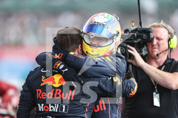 2022-07-03 - PEREZ Sergio (mex), Red Bull Racing RB18, portrait celebrates his second place during the Formula 1 Lenovo British Grand Prix 2022, 10th round of the 2022 FIA Formula One World Championship, on the Silverstone Circuit, from July 1 to 3, 2022 in Silverstone, United Kingdom - F1 - BRITISH GRAND PRIX 2022 - RACE - FORMULA 1 - MOTORS
