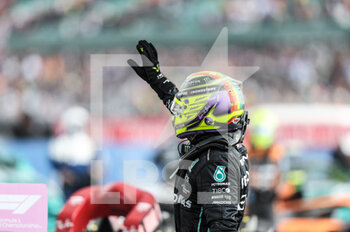 2022-07-03 - HAMILTON Lewis (gbr), Mercedes AMG F1 Team W13, portrait celebrates his third place during the Formula 1 Lenovo British Grand Prix 2022, 10th round of the 2022 FIA Formula One World Championship, on the Silverstone Circuit, from July 1 to 3, 2022 in Silverstone, United Kingdom - F1 - BRITISH GRAND PRIX 2022 - RACE - FORMULA 1 - MOTORS
