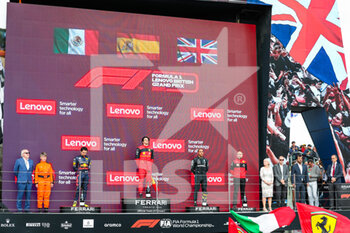 2022-07-03 - Podium: SAINZ Carlos (spa), Scuderia Ferrari F1-75, SAINZ Carlos (spa), Scuderia Ferrari F1-75, HAMILTON Lewis (gbr), Mercedes AMG F1 Team W13, BEN SULAYEM Mohammed (uae), President of the FIA, during the Formula 1 Lenovo British Grand Prix 2022, 10th round of the 2022 FIA Formula One World Championship, on the Silverstone Circuit, from July 1 to 3, 2022 in Silverstone, United Kingdom - F1 - BRITISH GRAND PRIX 2022 - RACE - FORMULA 1 - MOTORS