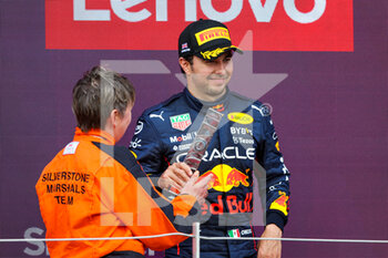 2022-07-03 - PEREZ Sergio (mex), Red Bull Racing RB18, portrait podium during the Formula 1 Lenovo British Grand Prix 2022, 10th round of the 2022 FIA Formula One World Championship, on the Silverstone Circuit, from July 1 to 3, 2022 in Silverstone, United Kingdom - F1 - BRITISH GRAND PRIX 2022 - RACE - FORMULA 1 - MOTORS
