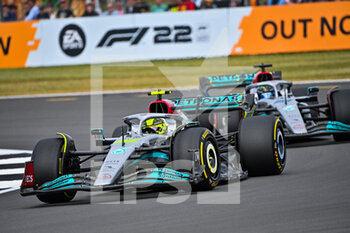 2022-06-30 - 44 HAMILTON Lewis (gbr), Mercedes AMG F1 Team W13, 63 RUSSELL George (gbr), Mercedes AMG F1 Team W13, action during the Formula 1 Lenovo British Grand Prix 2022, 10th round of the 2022 FIA Formula One World Championship, on the Silverstone Circuit, from July 1 to 3, 2022 in Silverstone, United Kingdom - F1 - BRITISH GRAND PRIX 2022 - RACE - FORMULA 1 - MOTORS