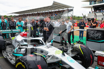 2022-06-30 - CRUISE Tom on the starting grid next to the Mercedes AMG F1 Team W13, during the Formula 1 Lenovo British Grand Prix 2022, 10th round of the 2022 FIA Formula One World Championship, on the Silverstone Circuit, from July 1 to 3, 2022 in Silverstone, United Kingdom - F1 - BRITISH GRAND PRIX 2022 - RACE - FORMULA 1 - MOTORS