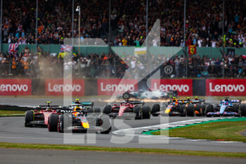 2022-06-30 - Start of the race: 01 VERSTAPPEN Max (nld), Red Bull Racing RB18, 55 SAINZ Carlos (spa), Scuderia Ferrari F1-75, 63 RUSSELL George (gbr), Mercedes AMG F1 Team W13, action crash during the Formula 1 Lenovo British Grand Prix 2022, 10th round of the 2022 FIA Formula One World Championship, on the Silverstone Circuit, from July 1 to 3, 2022 in Silverstone, United Kingdom - F1 - BRITISH GRAND PRIX 2022 - RACE - FORMULA 1 - MOTORS