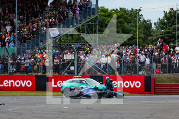 2022-06-30 - 23 ALBON Alexander (tha), Williams Racing FW44, action crash, accident, during the Formula 1 Lenovo British Grand Prix 2022, 10th round of the 2022 FIA Formula One World Championship, on the Silverstone Circuit, from July 1 to 3, 2022 in Silverstone, United Kingdom - F1 - BRITISH GRAND PRIX 2022 - RACE - FORMULA 1 - MOTORS