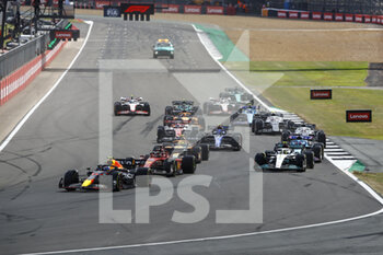 2022-06-30 - start of the race, depart, 11 PEREZ Sergio (mex), Red Bull Racing RB18, action during the Formula 1 Lenovo British Grand Prix 2022, 10th round of the 2022 FIA Formula One World Championship, on the Silverstone Circuit, from July 1 to 3, 2022 in Silverstone, United Kingdom - F1 - BRITISH GRAND PRIX 2022 - RACE - FORMULA 1 - MOTORS