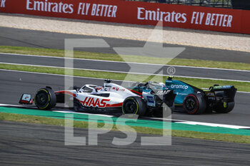 2022-06-30 - 47 SCHUMACHER Mick (ger), Haas F1 Team VF-22 Ferrari, action 05 VETTEL Sebastian (ger), Aston Martin F1 Team AMR22, action during the Formula 1 Lenovo British Grand Prix 2022, 10th round of the 2022 FIA Formula One World Championship, on the Silverstone Circuit, from July 1 to 3, 2022 in Silverstone, United Kingdom - F1 - BRITISH GRAND PRIX 2022 - RACE - FORMULA 1 - MOTORS
